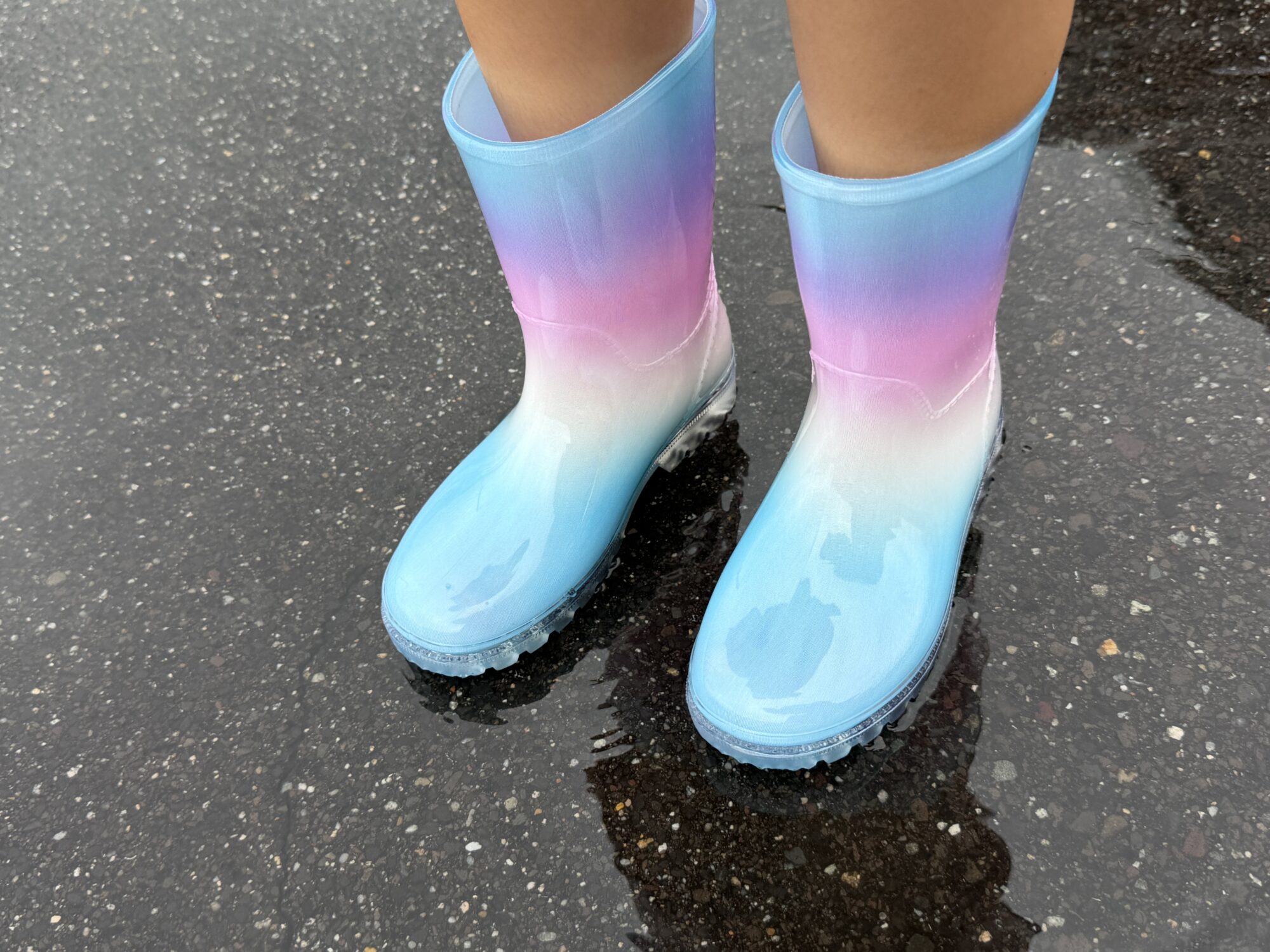 雨の日に光る長靴を履いた実物写真